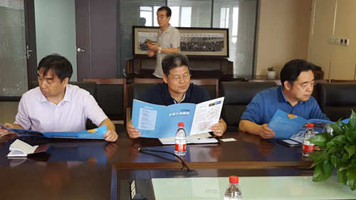 中京建設集團執(zhí)行總裁杜巨樂和河北省河南商會領導閱覽井陘礦區(qū)宣傳冊