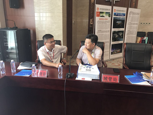 中京建設(shè)集團(tuán)副總裁門軼杰與獻(xiàn)縣項(xiàng)目負(fù)責(zé)人討論獻(xiàn)縣項(xiàng)目