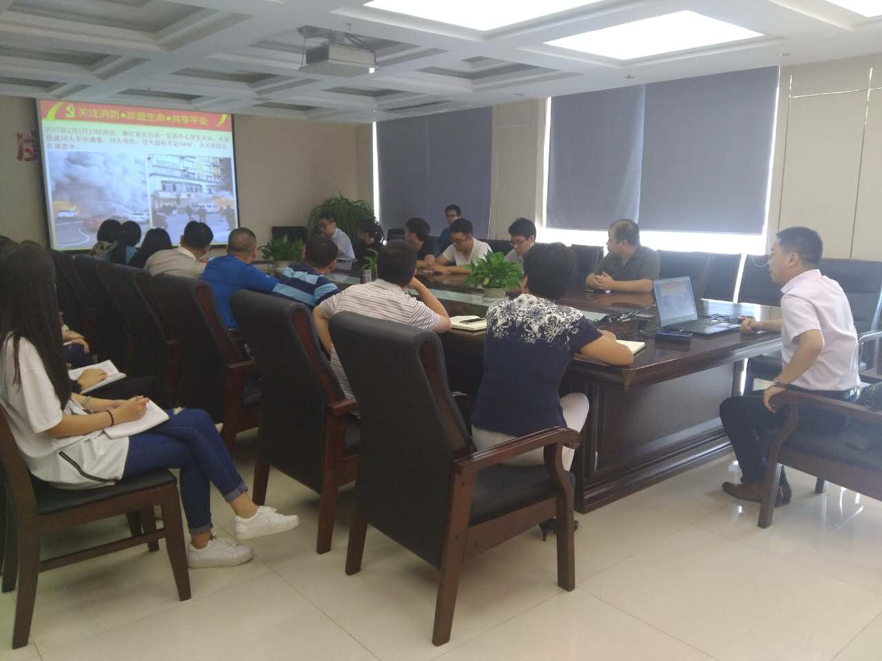 中京建設(shè)集團(tuán)員工認(rèn)真學(xué)習(xí)消防知識(shí)